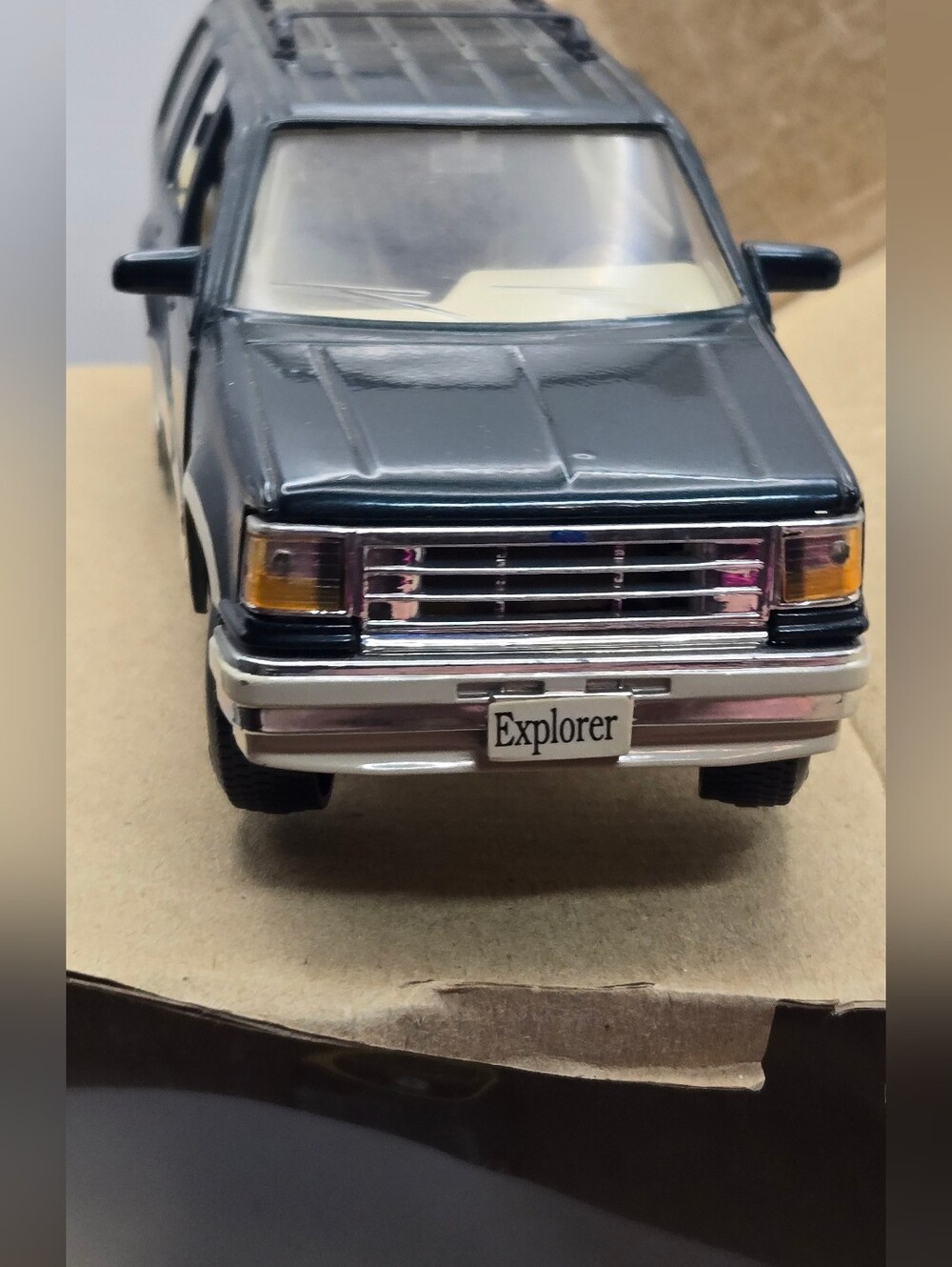 Vintage Maisto 1:24 Scale 1991/1992 Ford Explorer Eddie Bauer Car Still In Box - Picture 5 of 11